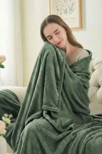 Soft and Cozy GREEN Fleece Throw Blanket for Ultimate Comfort