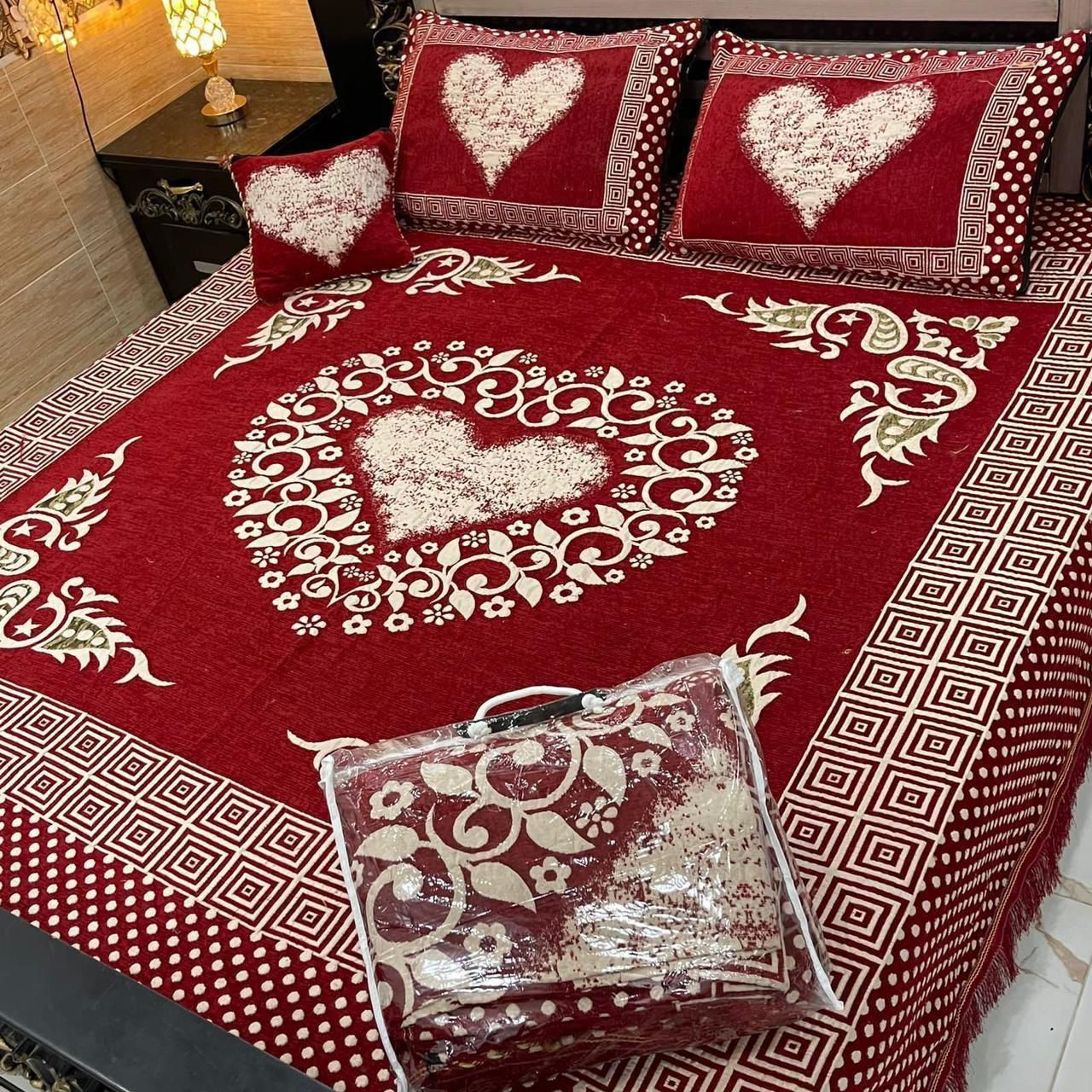 4Pc Velvet Jaquard Bedsheet |King Size | Velvet Jaquard Red Heart