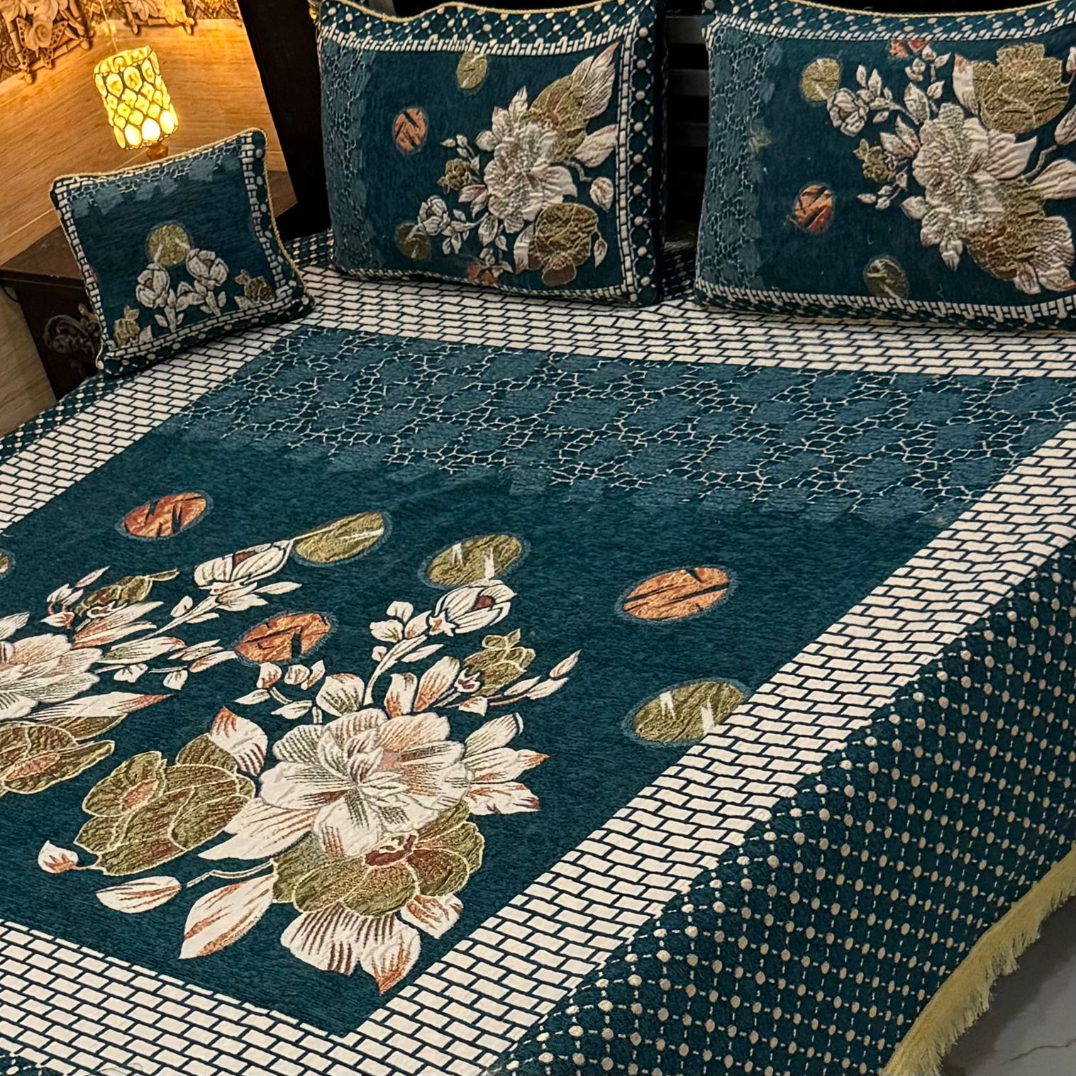 4Pc Velvet Jaquard Bedsheet |King Size | Velvet Jaquard Booti Motif Green