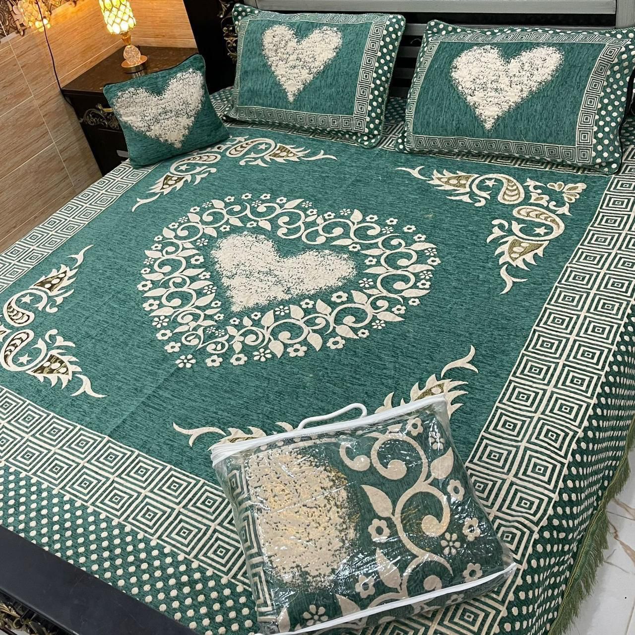 4Pc Velvet Jaquard Bedsheet |King Size | Velvet Jaquard Pista Heart