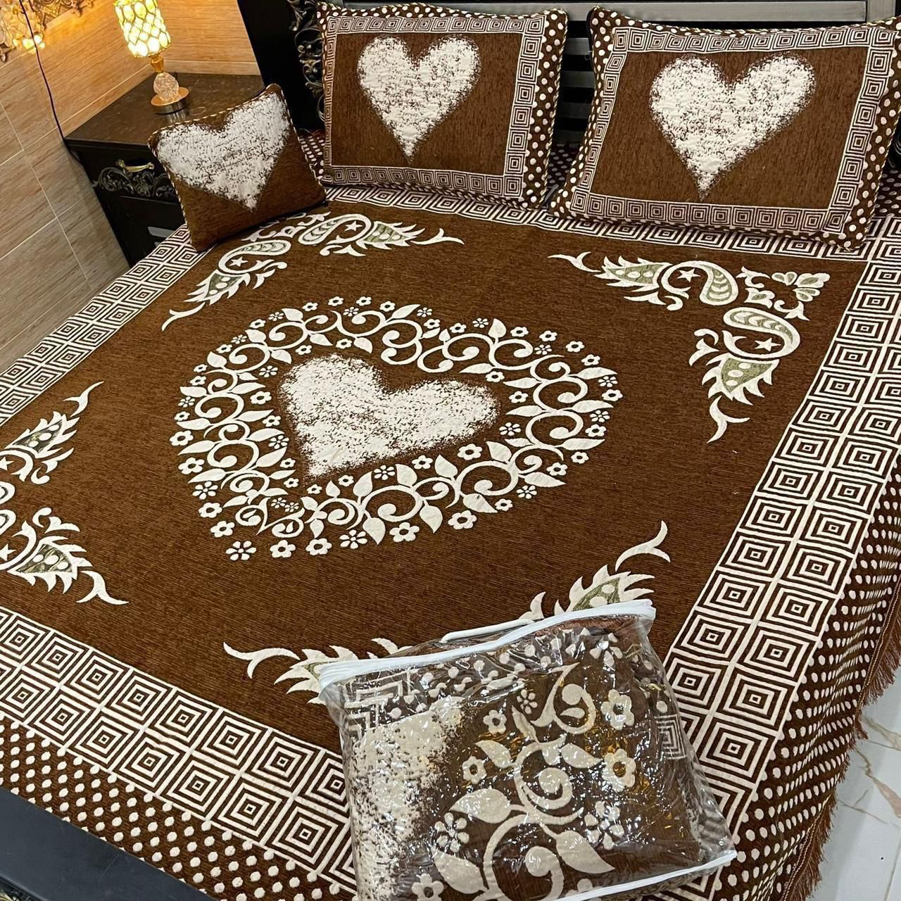 4Pc Velvet Jaquard Bedsheet |King Size | Velvet Jaquard Mustard Heart