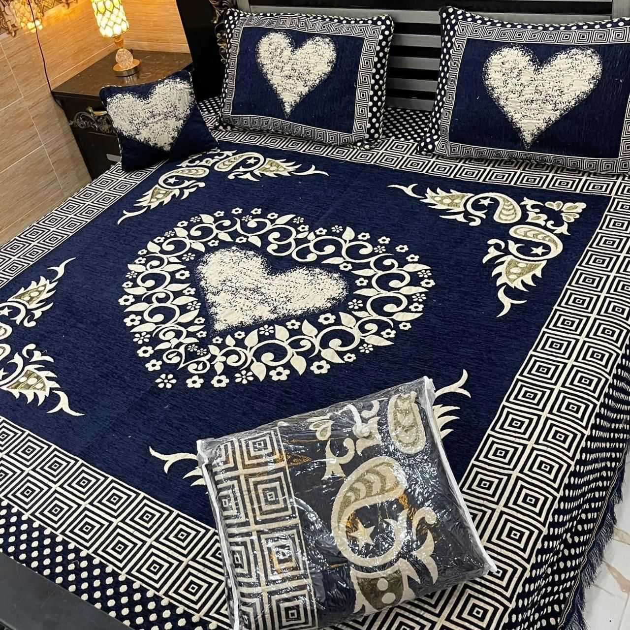 4Pc Velvet Jaquard Bedsheet |King Size | Velvet Jaquard Blue Heart