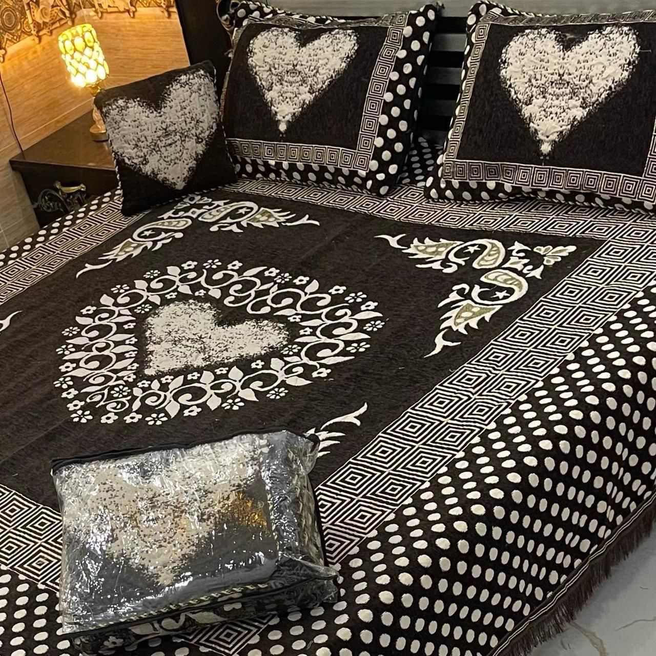 4Pc Velvet Jaquard Bedsheet |King Size | Velvet Jaquard Brown Heart
