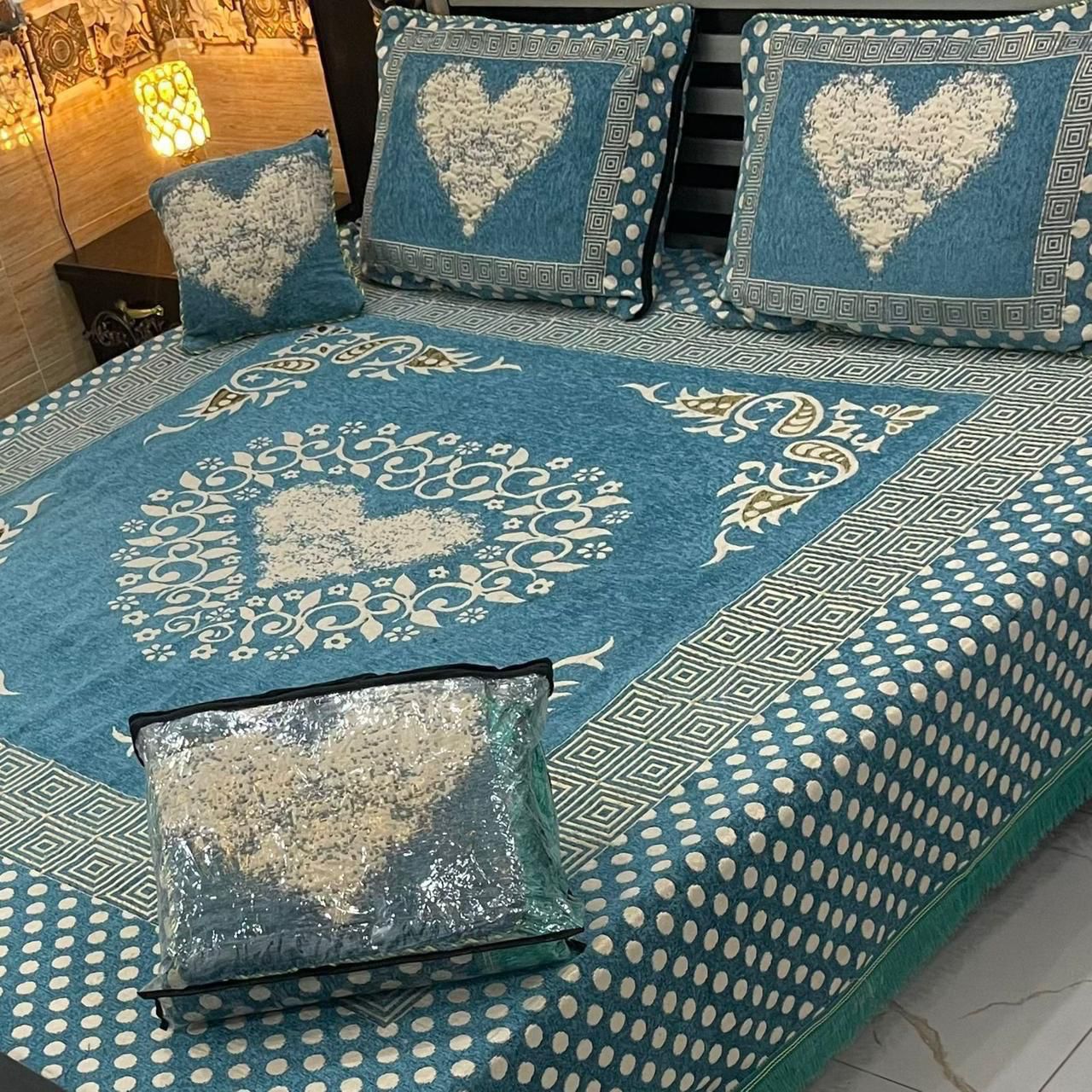 4Pc Velvet Jaquard Bedsheet |King Size | Velvet Jaquard Ferozi Heart
