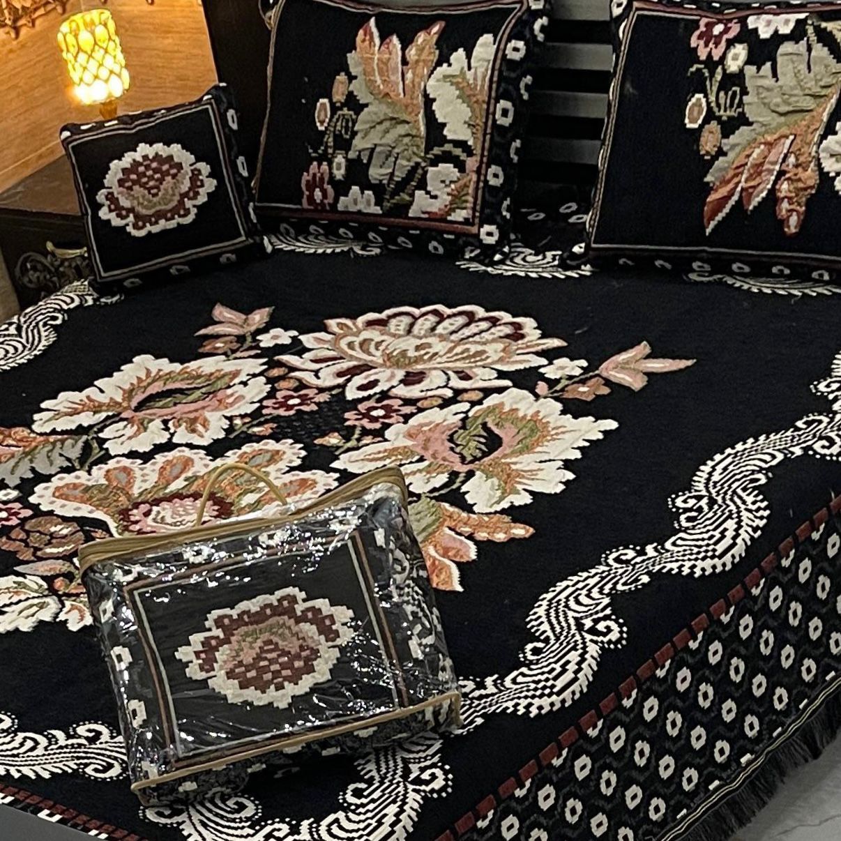 4Pc Velvet Jaquard Bedsheet |King Size | Velvet Jaquard Black Motif