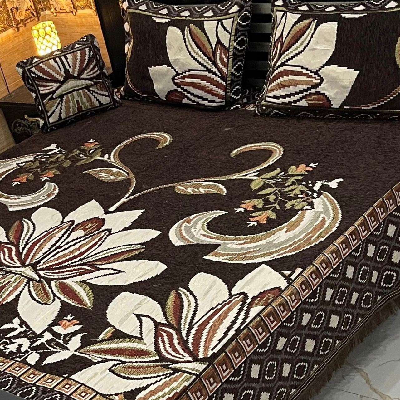 4Pc Velvet Jaquard Bedsheet |King Size | Velvet Jaquard Brown Booti