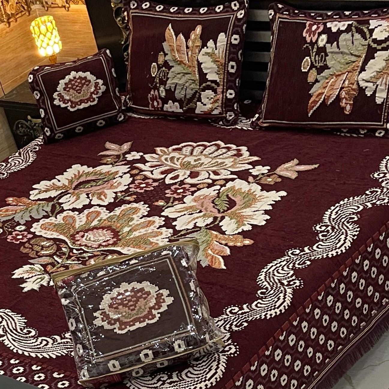 4Pc Velvet Jaquard Bedsheet |King Size | Velvet Jaquard Meroon Motif