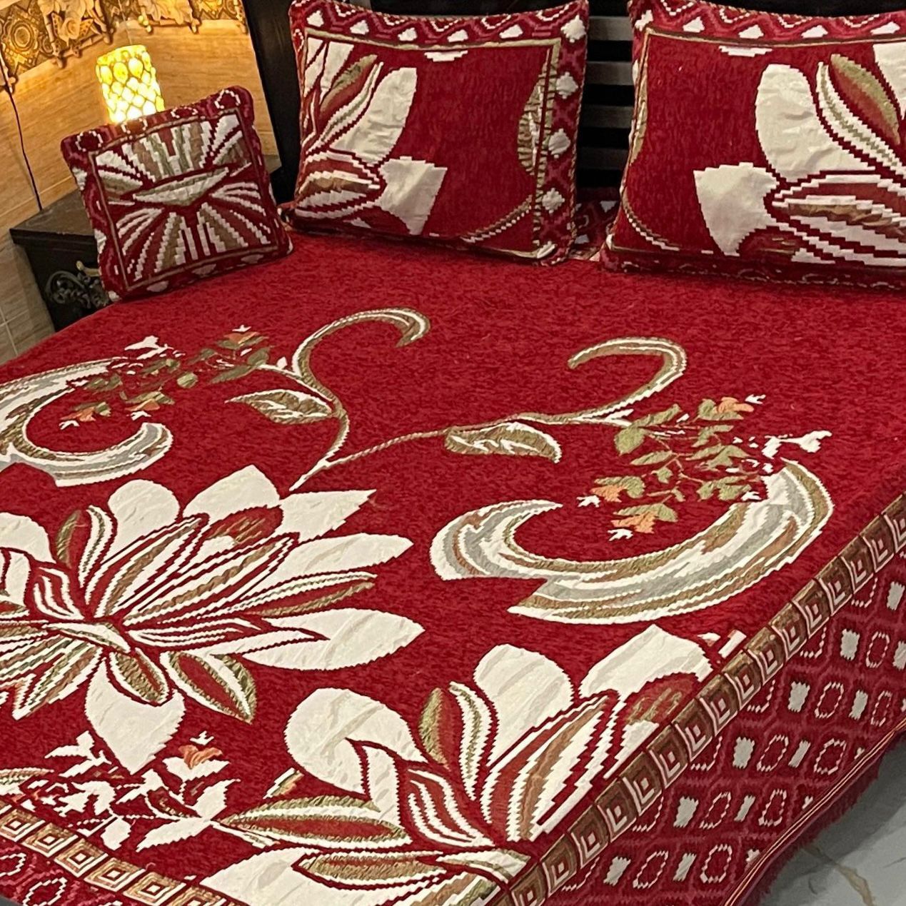 4Pc Velvet Jaquard Bedsheet |King Size | Velvet Jaquard Red Booti