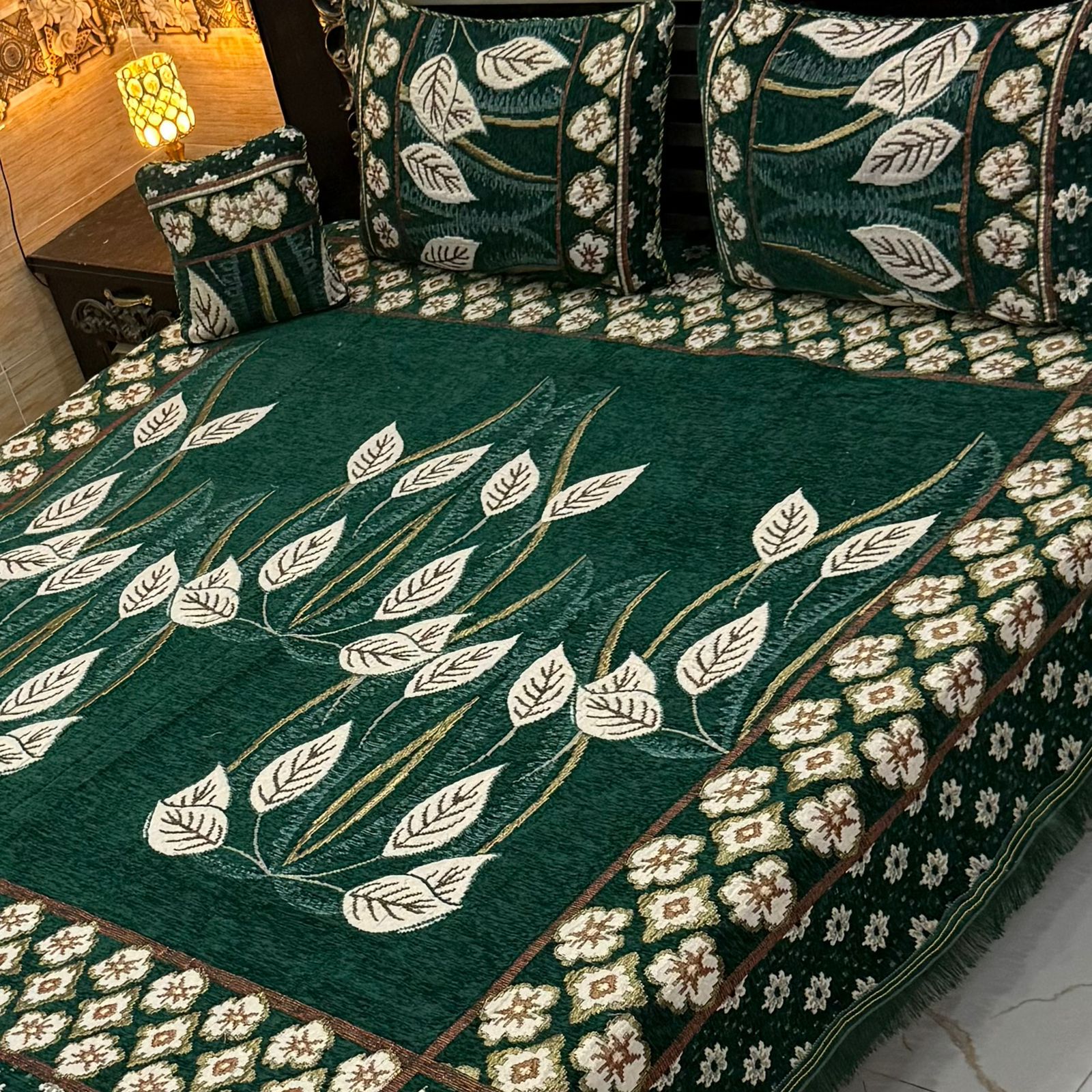 4Pc Velvet Jaquard Bedsheet |King Size | Velvet Jaquard Mongia leaf