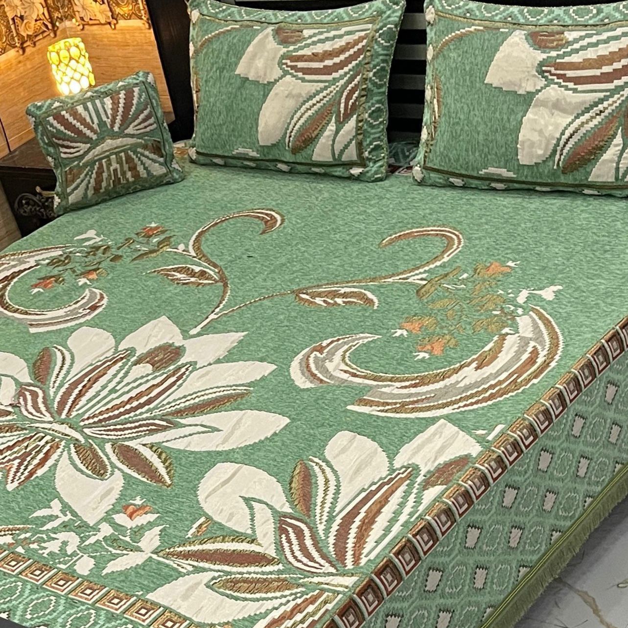 4Pc Velvet Jaquard Bedsheet |King Size | Velvet Jaquard Pista Booti